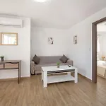 Apartman House Litsa 3 *