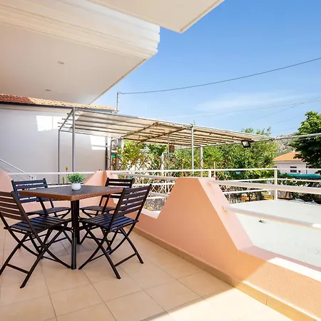 Apartment House Litsa 3 *